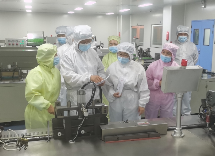 圖為該局執法人員在受托生產企業一次性使用采血針生產車間進行現場檢查。（李君 攝）