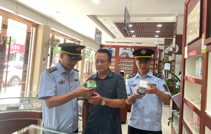 圖為該局執法人員現場檢查醫療器械經營單位。