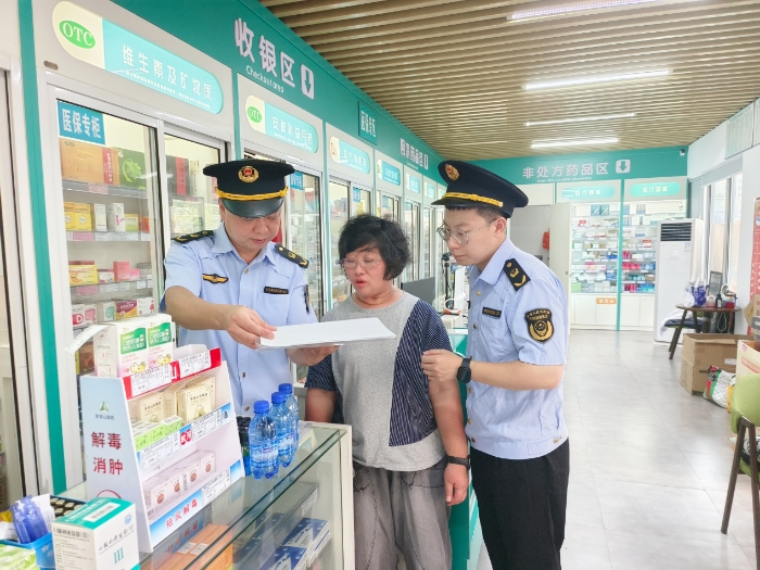 圖為該局執法人員在一家藥店現場檢查其經銷臺賬記錄的相關信息等。