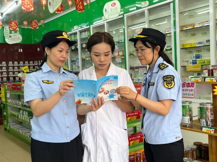 圖為8月28日，該局執法人員會同上思縣市場監管局在一家藥店向從業人員派發宣傳資料。（廖開軍 凌莉萍 攝）