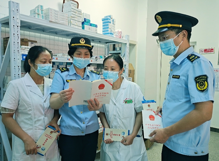 圖為8月29日，該局監管人員在醫療機構宣傳《藥品管理法》。