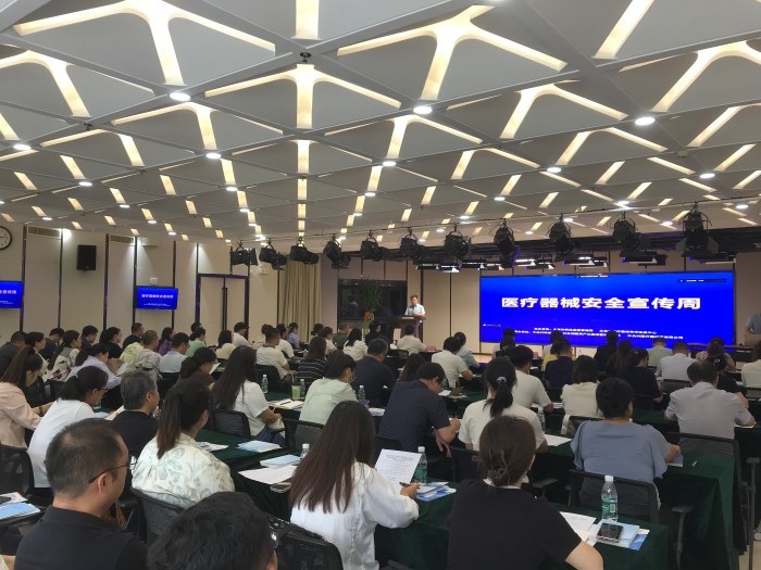 圖為藥監(jiān)政策進(jìn)園區(qū)活動(dòng)現(xiàn)場(chǎng)。