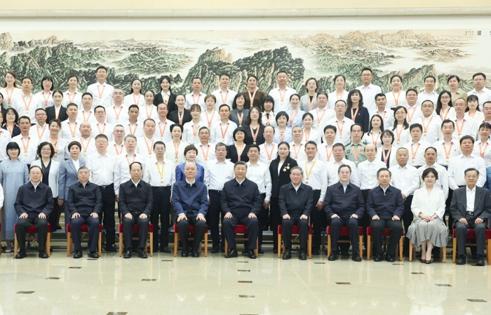 9月9日，黨和國家領導人習近平、李強、蔡奇、丁薛祥等在北京接見參加慶祝第四十個教師節(jié)暨全國教育系統(tǒng)先進集體和先進個人表彰活動代表。新華社記者 鞠鵬 攝