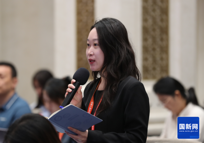 21世紀經濟報道記者提問（劉健 攝）