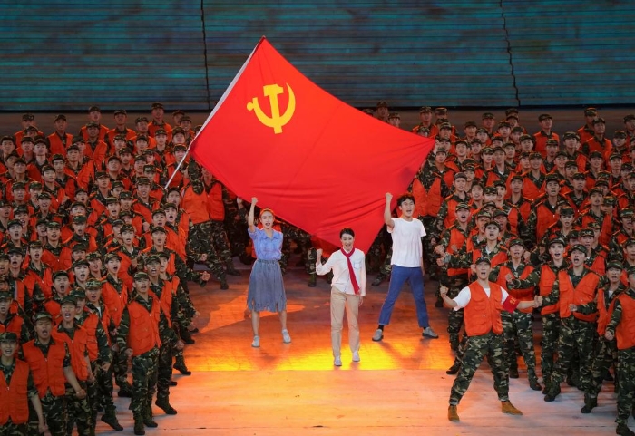 2021年6月28日晚，慶祝中國共產黨成立100周年文藝演出《偉大征程》在北京國家體育場盛大舉行。這是情景舞蹈《黨旗在我心中》。新華社記者殷博古 攝