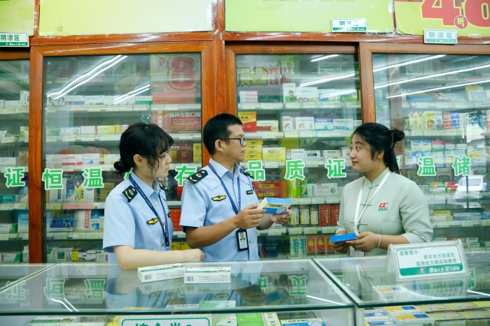 圖為南寧市青秀區市場監管局執法人員對一家藥店在售藥品進行檢查。（何正君 攝）