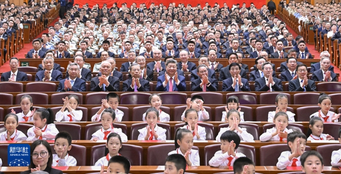 9月29日晚，慶祝中華人民共和國成立75周年音樂會在京舉行。習(xí)近平、李強(qiáng)、趙樂際、王滬寧、蔡奇、丁薛祥、李希、韓正等黨和國家領(lǐng)導(dǎo)人，同3000多名觀眾一起觀看演出。新華社記者 申宏 攝