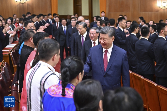 9月29日晚，慶祝中華人民共和國成立75周年音樂會在京舉行。習(xí)近平、李強(qiáng)、趙樂際、王滬寧、蔡奇、丁薛祥、李希、韓正等黨和國家領(lǐng)導(dǎo)人，同3000多名觀眾一起觀看演出。新華社記者 燕雁 攝