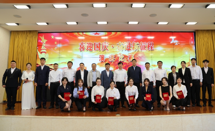 圖為演講比賽頒獎合影。（葉陽歡 攝）