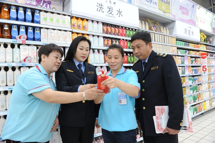 圖為該局工作人員在檢查洗發用化妝品。(孫淵 吳進斌 攝) 圖為該局工作人員在檢查洗發用化妝品。(孫淵 吳進斌 攝)