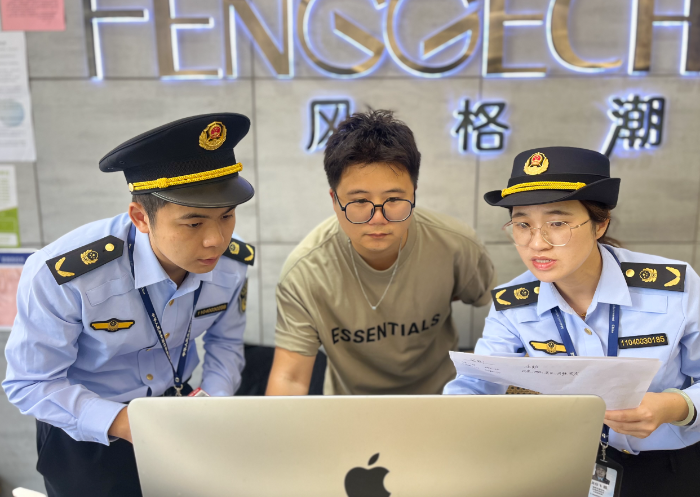 圖為該局執(zhí)法人員在一家美發(fā)店內(nèi)開展檢查。（孫俊輝 孫建新攝）