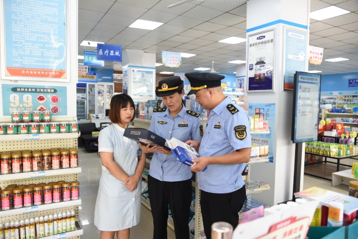 圖為該局執(zhí)法人員在一家醫(yī)療器械經(jīng)營企業(yè)檢查腰椎固定帶的標簽標識等情況。