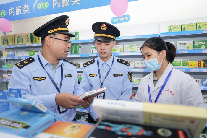圖為該局執法人員在轄區內一家藥店內開展現場檢查。（朱珍利 通訊員孫建新 攝）
