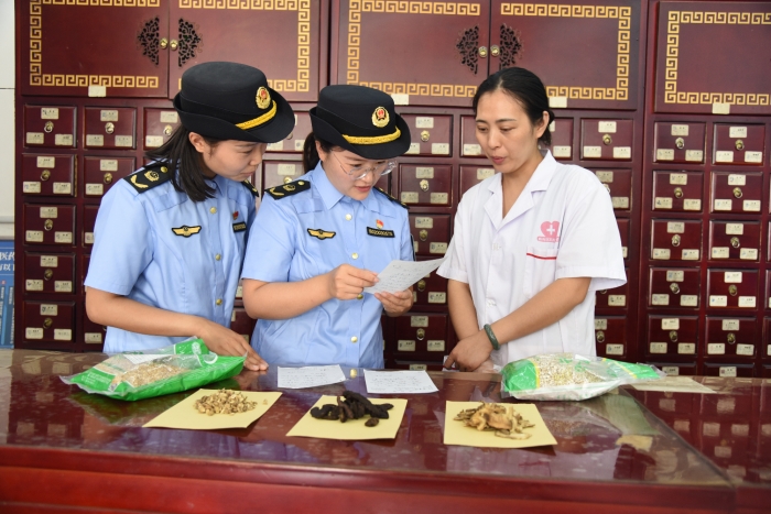圖為該局執(zhí)法人員在一家中藥店檢查中藥飲片質(zhì)量。