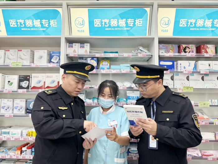 圖為該局執(zhí)法人員在一家藥店檢查遠紅外理療貼。