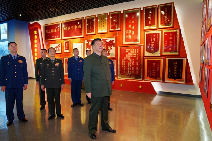 11月4日，中共中央總書記、國家主席、中央軍委主席習近平到空降兵軍視察。這是習近平參觀空降兵軍軍史館。新華社記者 李剛 攝