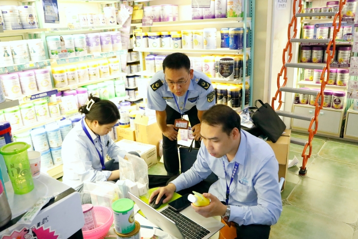 南寧市市場監管局到興寧區某母嬰用品店開展兒童化妝品監督抽檢。（何正君 攝）