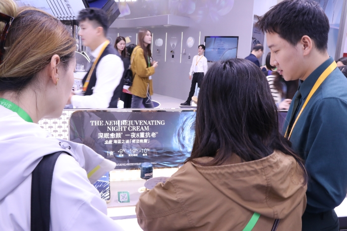 專業觀眾試用海藍之謎緊致煥顏精華晚霜