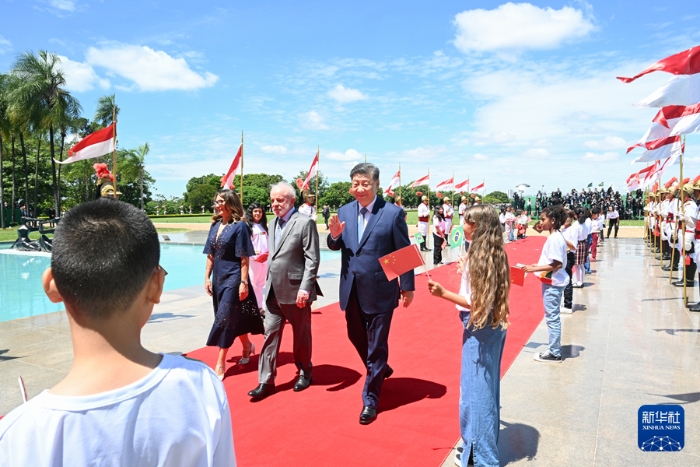 2 當地時間11月20日上午，國家主席習近平在巴西利亞總統官邸黎明宮同巴西總統盧拉舉行會談。會談前，盧拉總統和夫人羅桑熱拉熱情迎接習近平，并為習近平舉行隆重盛大歡迎儀式。新華社記者 李學仁 攝