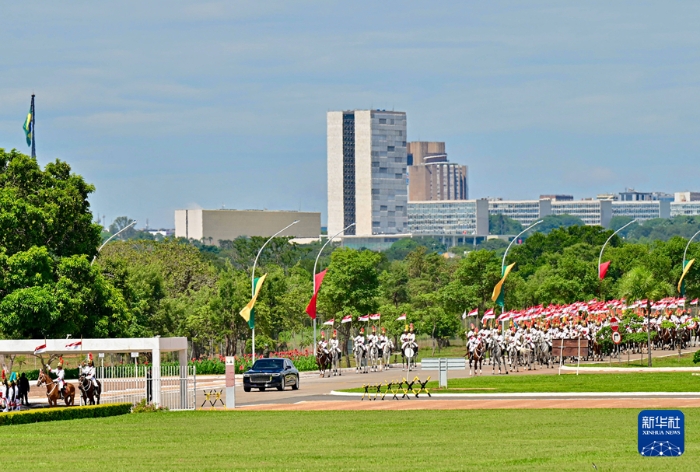 當地時間11月20日上午，國家主席習近平在巴西利亞總統官邸黎明宮同巴西總統盧拉舉行會談。會談前，盧拉總統和夫人羅桑熱拉熱情迎接習近平，并為習近平舉行隆重盛大歡迎儀式。新華社記者 翟健嵐 攝