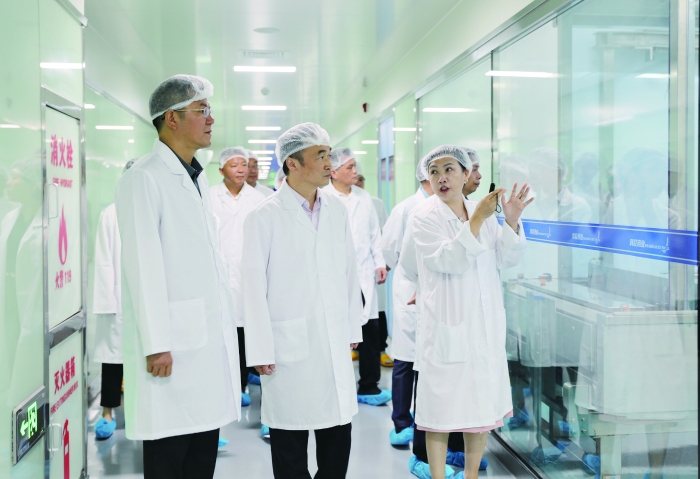 8月22日，湖南省藥監(jiān)局黨組書(shū)記、局長(zhǎng)歐陽(yáng)志剛（前排中）在湖南科倫制藥有限公司粉液雙室袋生產(chǎn)車間調(diào)研。 湖南省藥監(jiān)局供圖