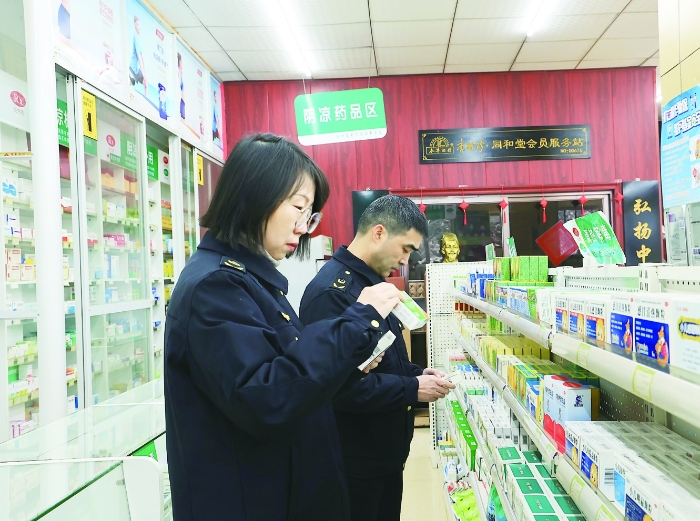 圖①為2024年1月23日，在“年關守護（2024）”專項行動中，衡陽市市場監管局工作人員在零售藥店開展檢查。