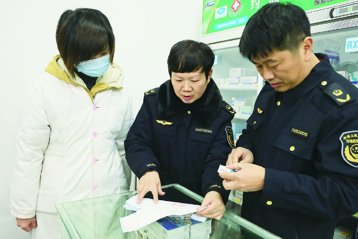 圖②為2024年1月30日，在藥品檢查專項行動中，衡陽市市場監管局工作人員正在零售藥店查看臺賬資料。