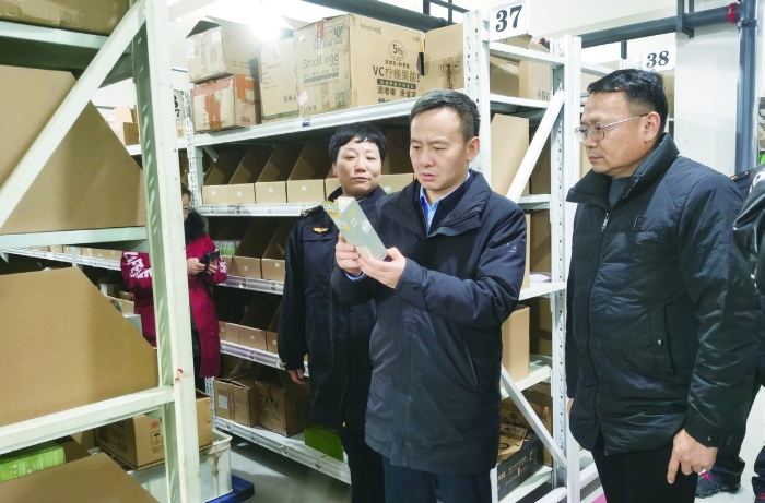 圖為2024年2月2日，為加強化妝品監管，湘潭市市場監管局黨組書記、局長趙波（中）在湖南開美美妝有限公司督查化妝品安全工作。