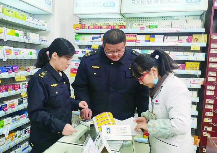 左圖為2023年11月6日，為切實保障公眾用藥安全，湘潭市市場監管局執法人員在湘鄉市老百姓大藥房進行日常巡查。