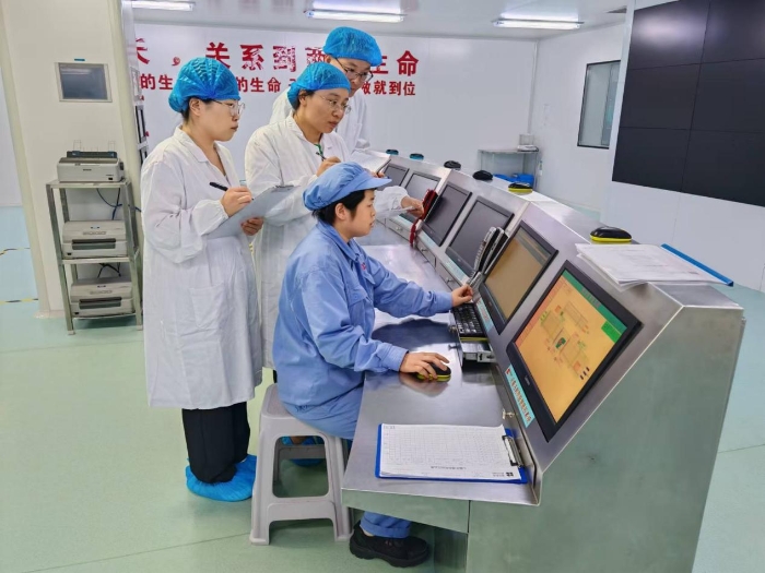 圖為第三分局執(zhí)法人員在一家生產(chǎn)企業(yè)車間現(xiàn)場(chǎng)檢查第二類精神藥品生產(chǎn)過程環(huán)境在線監(jiān)測(cè)情況。