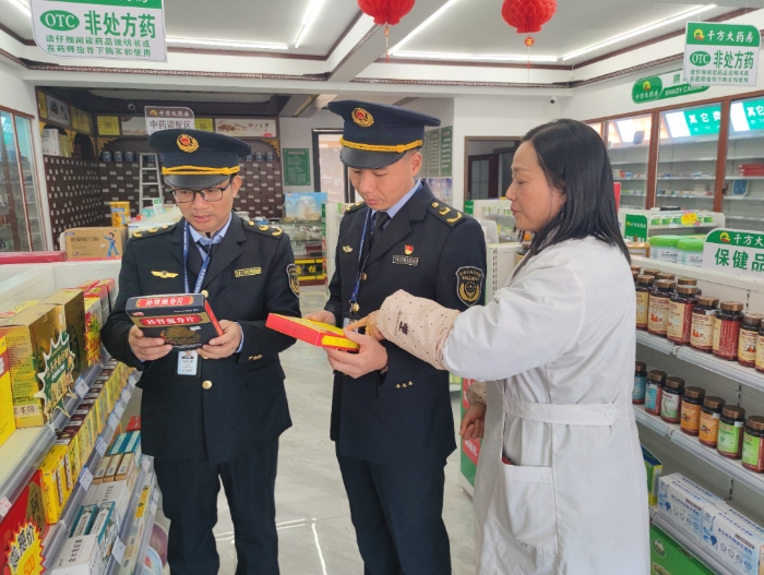 圖為該局執(zhí)法人員在一家藥品零售企業(yè)檢查補(bǔ)血、補(bǔ)氣藥品。(通訊員鄢國卿 攝) 圖為該局執(zhí)法人員在一家藥品零售企業(yè)檢查補(bǔ)血、補(bǔ)氣藥品。(通訊員鄢國卿 攝)