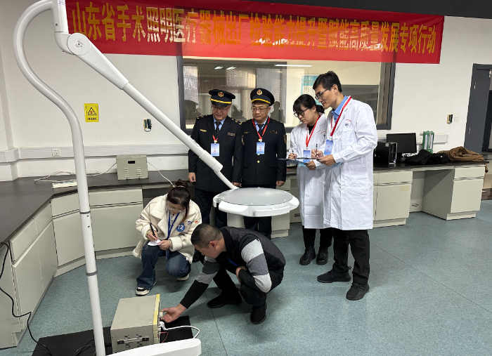 圖為參賽人員正在進行手術輔助照明設備對地漏電流項目檢驗考試。 圖為參賽人員正在進行手術輔助照明設備對地漏電流項目檢驗考試。