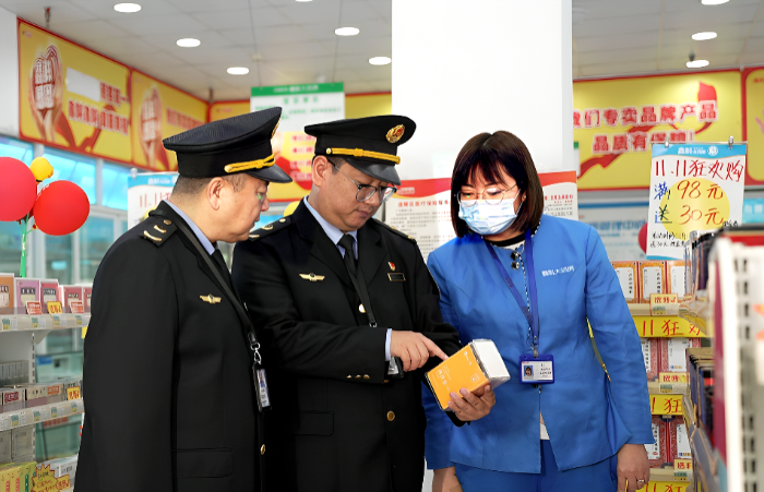 圖為12月9日，該局執(zhí)法人員在一家零售藥店通過檢查包裝信息查驗(yàn)中藥飲片。