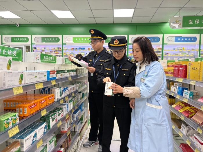 圖為該局執法人員在一家藥店對其經銷的冬季藥品進行檢查。（李瑤 孫建新 攝）