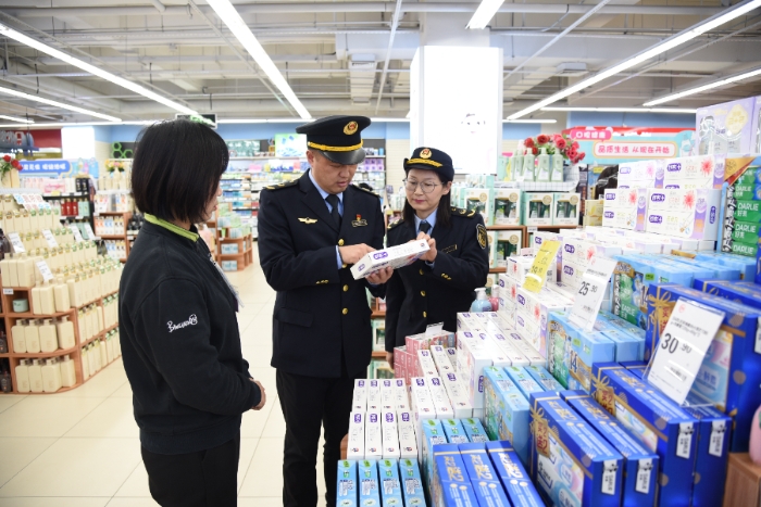 圖為該局執(zhí)法人員在一家超市內(nèi)檢查牙膏的標簽標識是否符合要求。