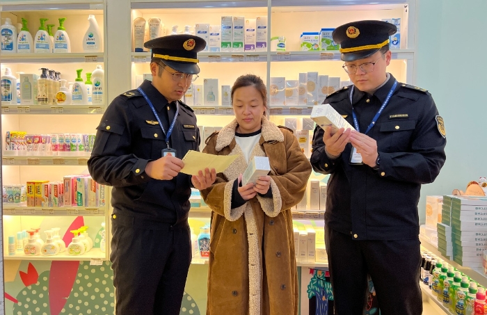 圖為該局執法人員在一家母嬰店檢查兒童化妝品包裝、標簽、購進驗收等是否符合規定。（黃元斌 孫建新 攝）