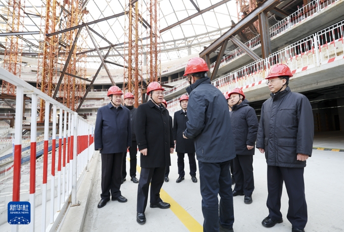 1月2日，中共中央政治局常委、國務院總理李強在山東濟南調研。這是李強在黃河體育中心察看施工進展。新華社記者 丁海濤 攝