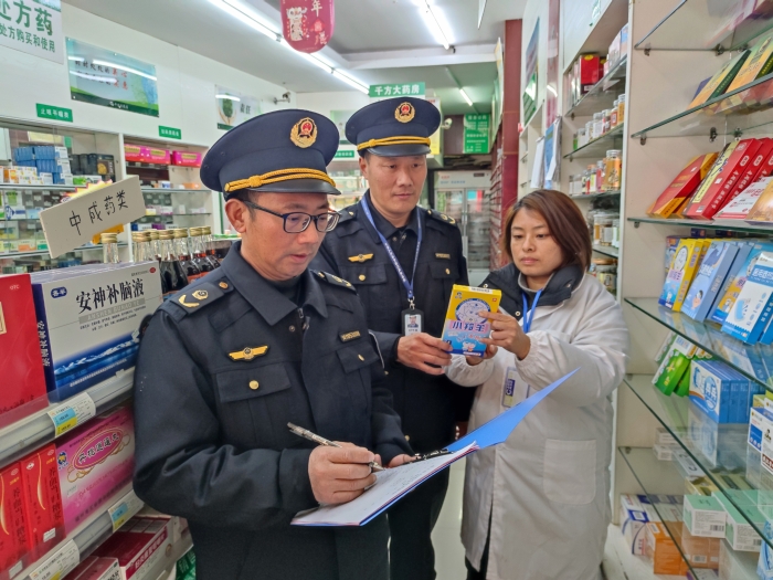 圖為近日，該局執法人員在一家零售藥店檢查退熱貼標簽標識。（鄢國卿 攝）