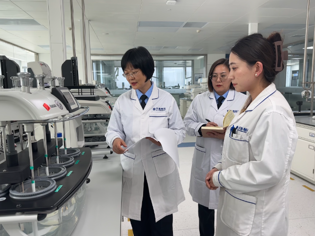 圖為監管人員在企業QC實驗室詢問溶出儀的操作規程、儀器校準、性能確認等情況。