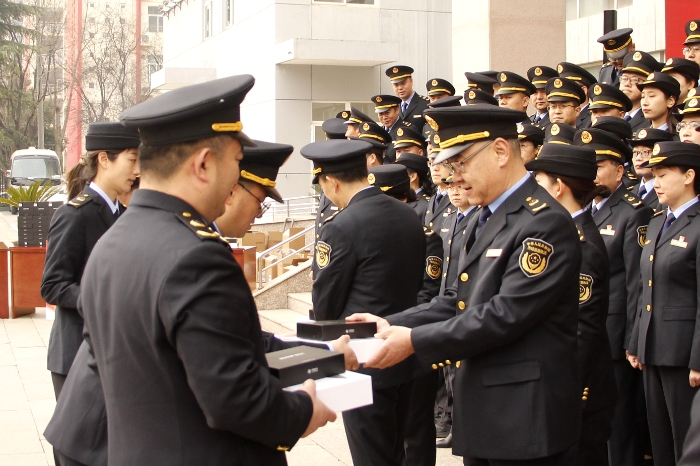 圖為儀式現場,陜西省藥監局領導向執法人員代表發放了執法裝備(賀一辰攝) 圖為儀式現場,陜西省藥監局領導向執法人員代表發放了執法裝備(賀一辰攝)