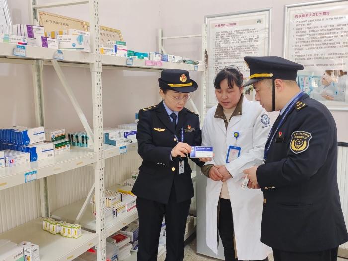 圖為該局執法人員在一家衛生服務站內進行現場檢查指導。（李文 孫建新 攝）