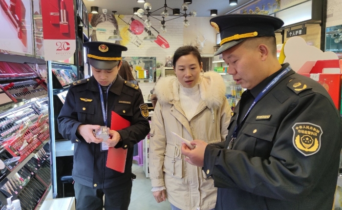 圖為2月24日,該局執法人員在一家美容機構檢查化妝品標簽標識情況。(通訊員 鄢國卿 攝) 圖為2月24日,該局執法人員在一家美容機構檢查化妝品標簽標識情況。(通訊員 鄢國卿 攝)