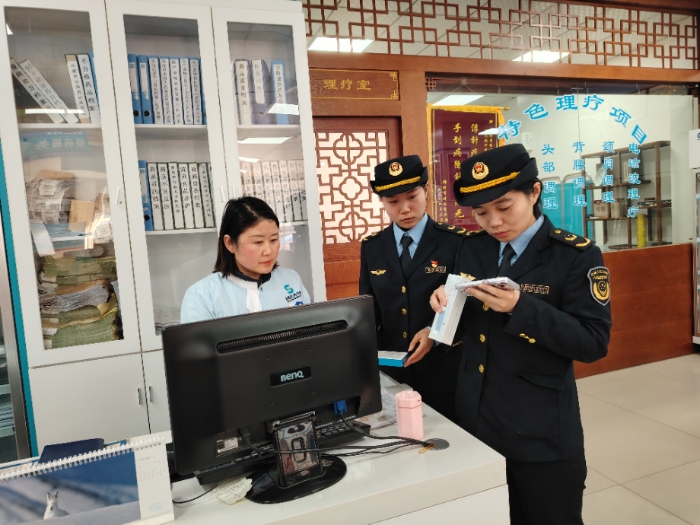 圖為2月26日，該局執(zhí)法人員在一家藥店檢查藥品網(wǎng)絡(luò)銷售情況。（通訊員韓吳琦 攝）