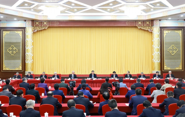 3月6日下午，中共中央總書記、國家主席、中央軍委主席習近平看望參加全國政協十四屆三次會議的民盟、民進、教育界委員，并參加聯組會，聽取意見和建議。中共中央政治局常委、全國政協主席王滬寧，中共中央政治局常委、中央辦公廳主任蔡奇參加看望和討論。 新華社記者 王曄 攝