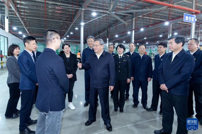 3月18日至20日,中共中央政治局常委、國務院總理李強在福建調研。這是3月18日,李強來到泉州晉江國際陸地港,了解其以“雙口岸+雙平臺”服務外貿企業等情況。新華社記者 劉彬 攝 3月18日至20日,中共中央政治局常委、國務院總理李強在福建調研。這是3月18日,李強來到泉州晉江國際陸地港,了解其以“雙口岸+雙平臺”服務外貿企業等情況。新華社記者 劉彬 攝