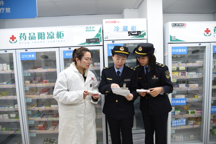圖為4月3日，該局執法人員在一家藥店核對藥品的購進渠道信息。（通訊員 韓吳琦攝）