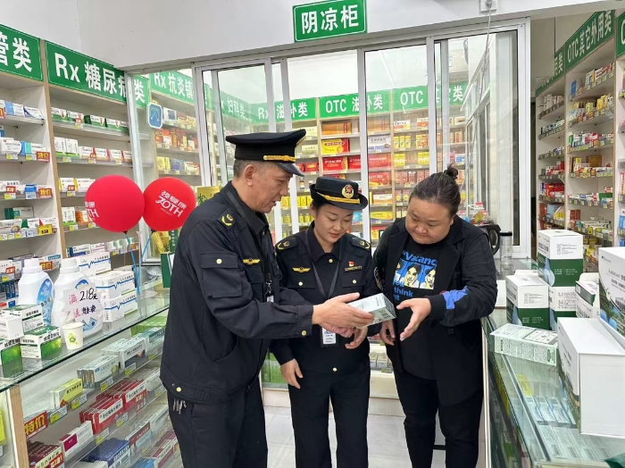 圖為4月7日，該局執法人員在新妙鎮一家藥店檢查藥品質量。（通訊員 文光輝 攝）