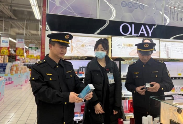 圖為該分局執法人員在一家化妝品專賣場進行檢查。（吳萍 孫建新 攝）
