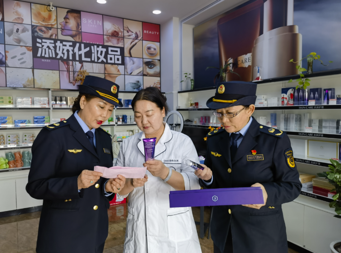 圖為4月3日,執法人員在一家化妝品店檢查索票索證及臺賬記錄。(蘇日嘎拉圖 攝) 圖為4月3日,執法人員在一家化妝品店檢查索票索證及臺賬記錄。(蘇日嘎拉圖 攝)