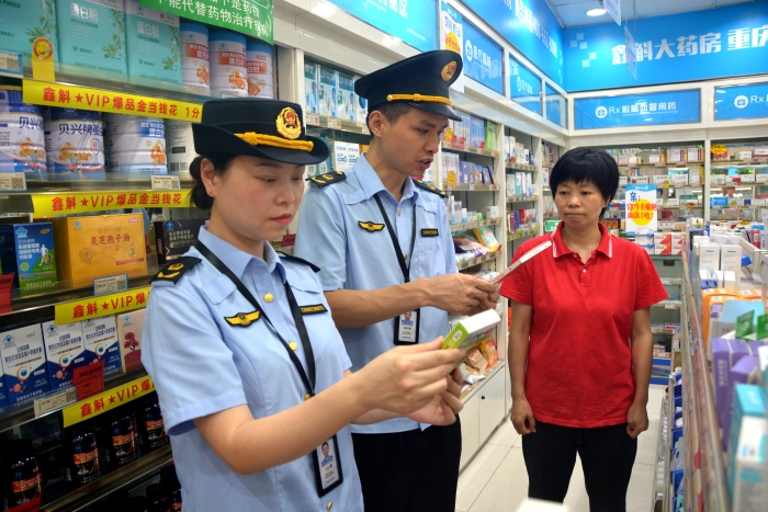 圖為6月18日，該局執(zhí)法人員在一家藥店對是否銷售回流藥進(jìn)行核查。（通訊員 文光輝攝）